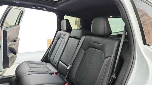 New 2026 Bright White Clear-Coat Exterior Paint Jeep Overland image 22