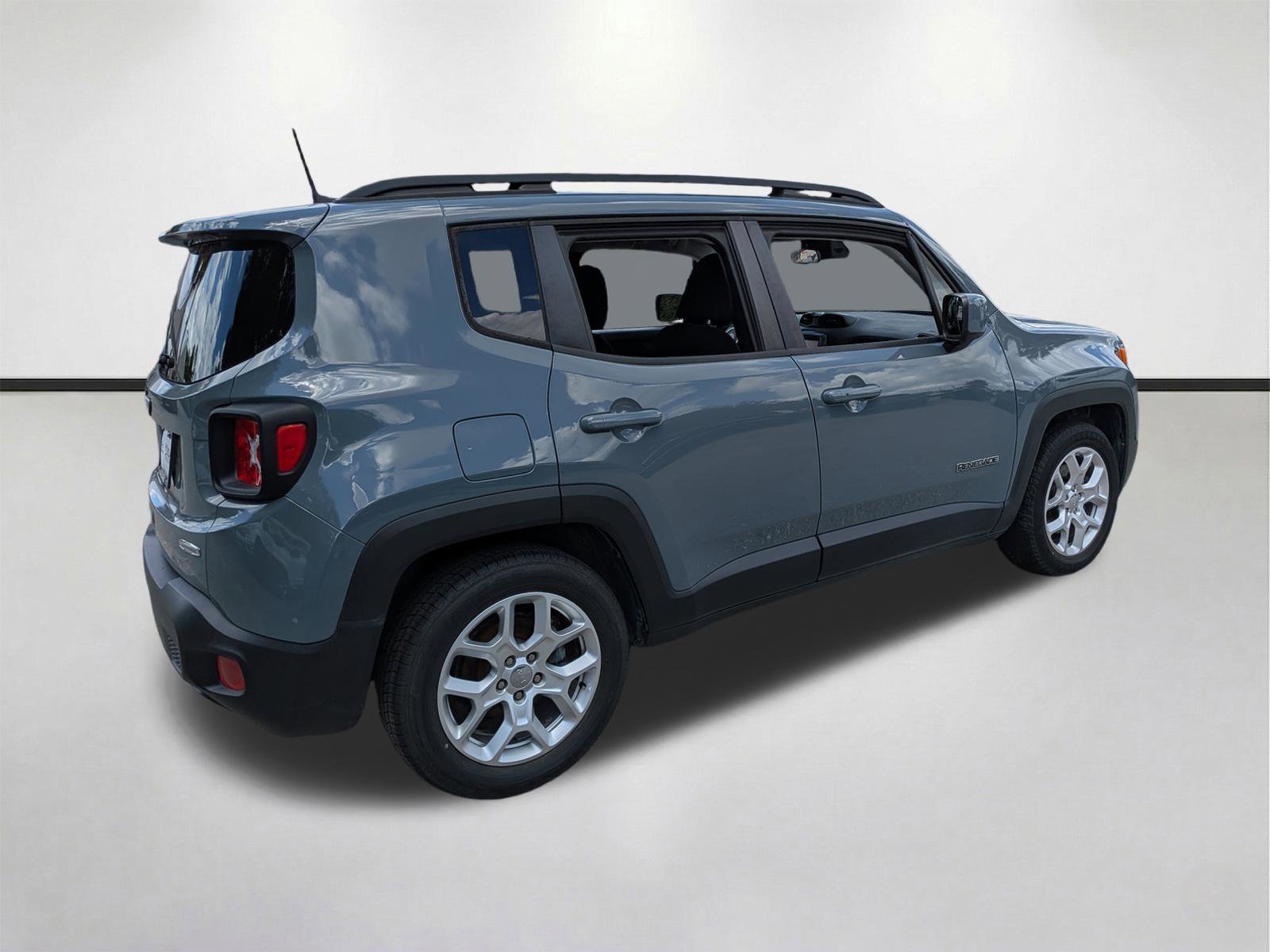 Used 2018 Anvil Jeep Latitude image 4