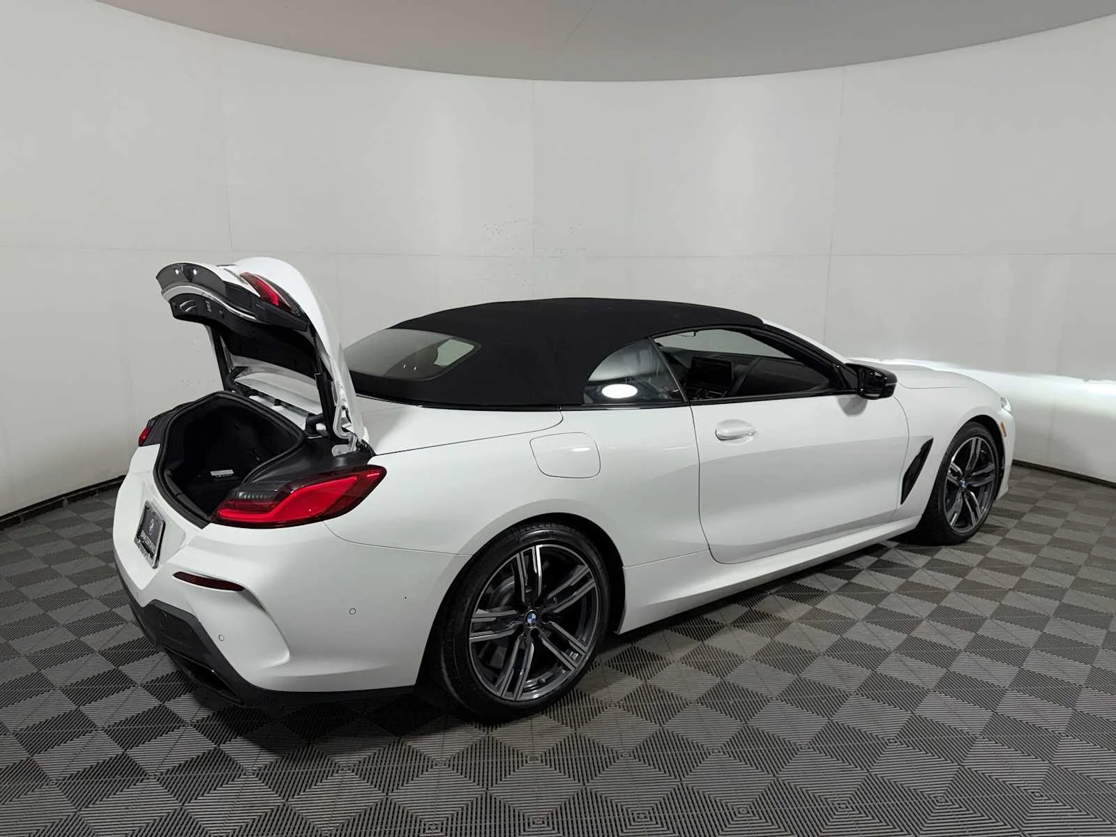 2024 BMW 8 Series M850i - Photo 25
