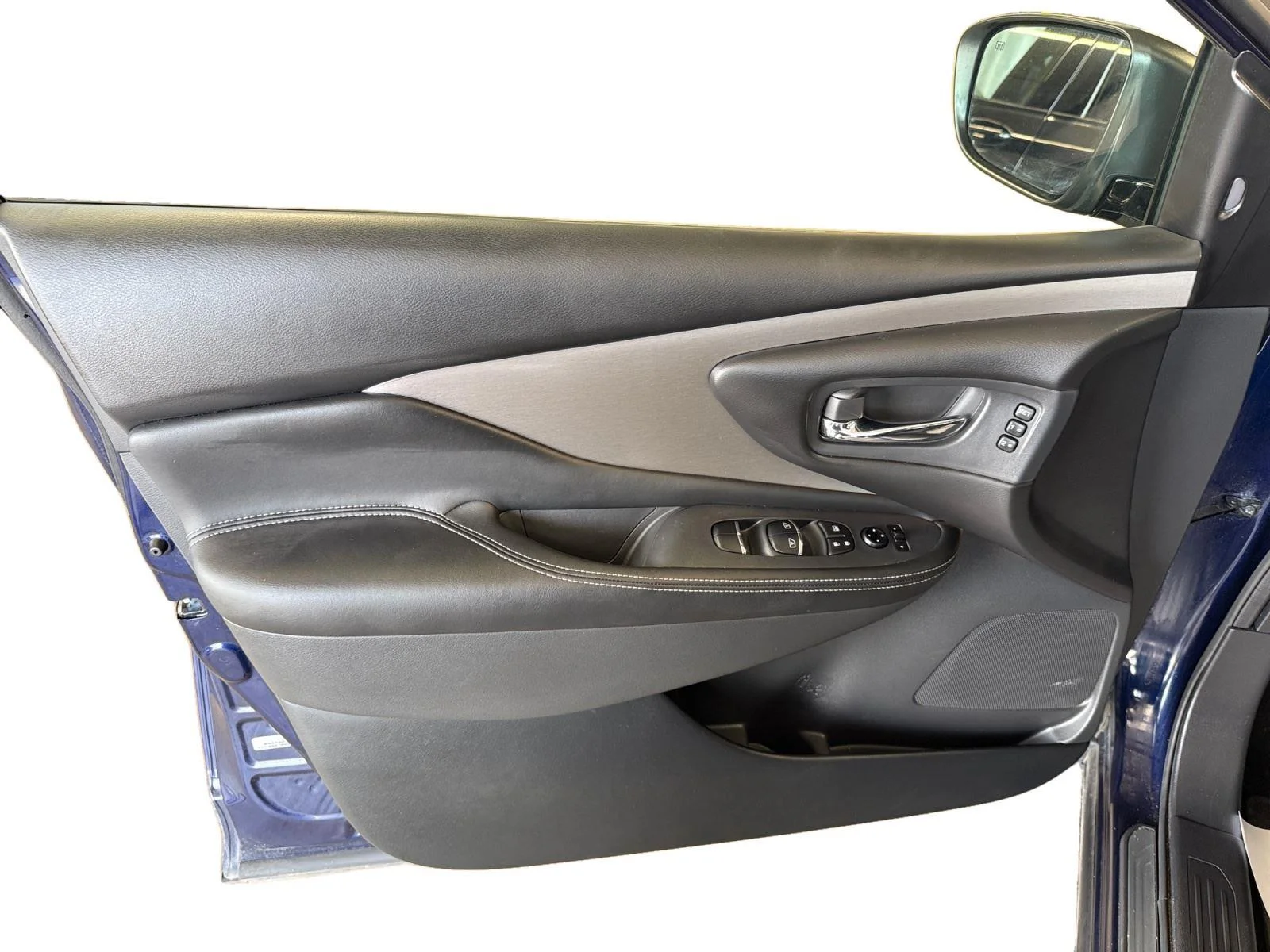 Used 2024  Nissan SL image 9