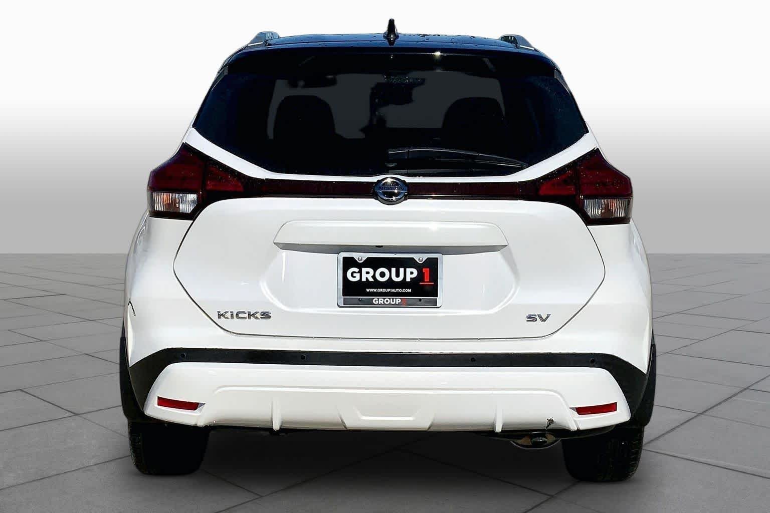 Used 2021 Aspen White/Super Black Nissan SV image 5