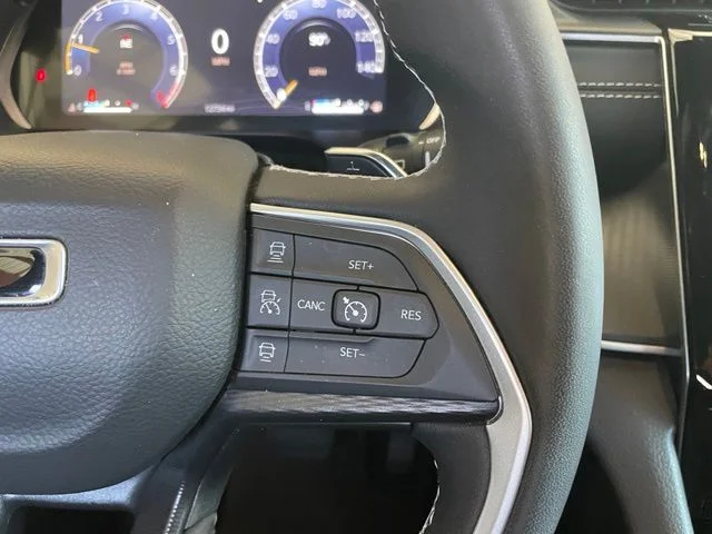 Used 2025 Silver Jeep Laredo image 14
