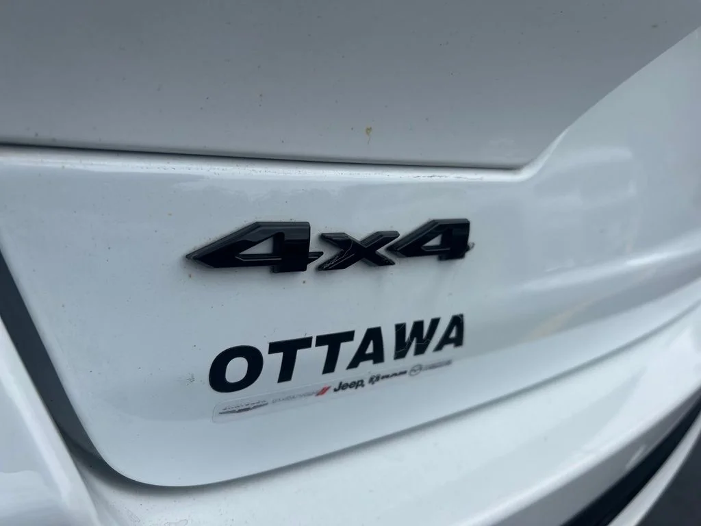 Used 2025 White Jeep Summit Reserve image 39