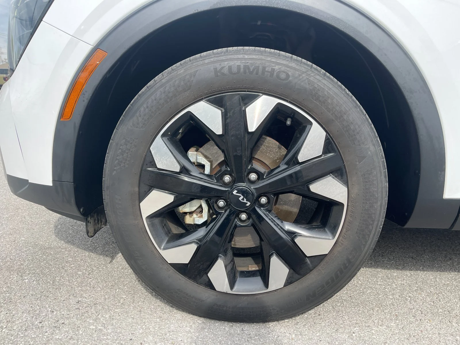 Used 2023 White Kia X-Line image 33