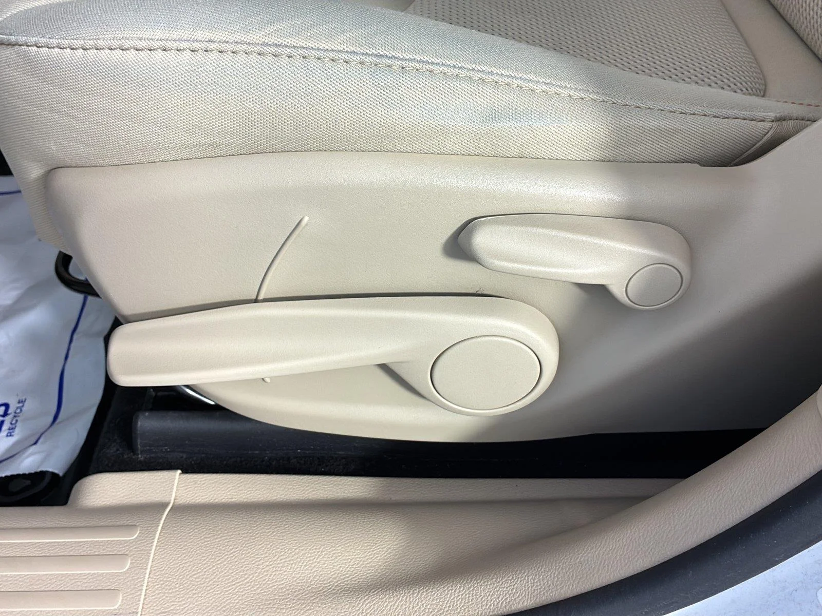 Used 2019 Bright White Clearcoat Jeep Latitude image 19