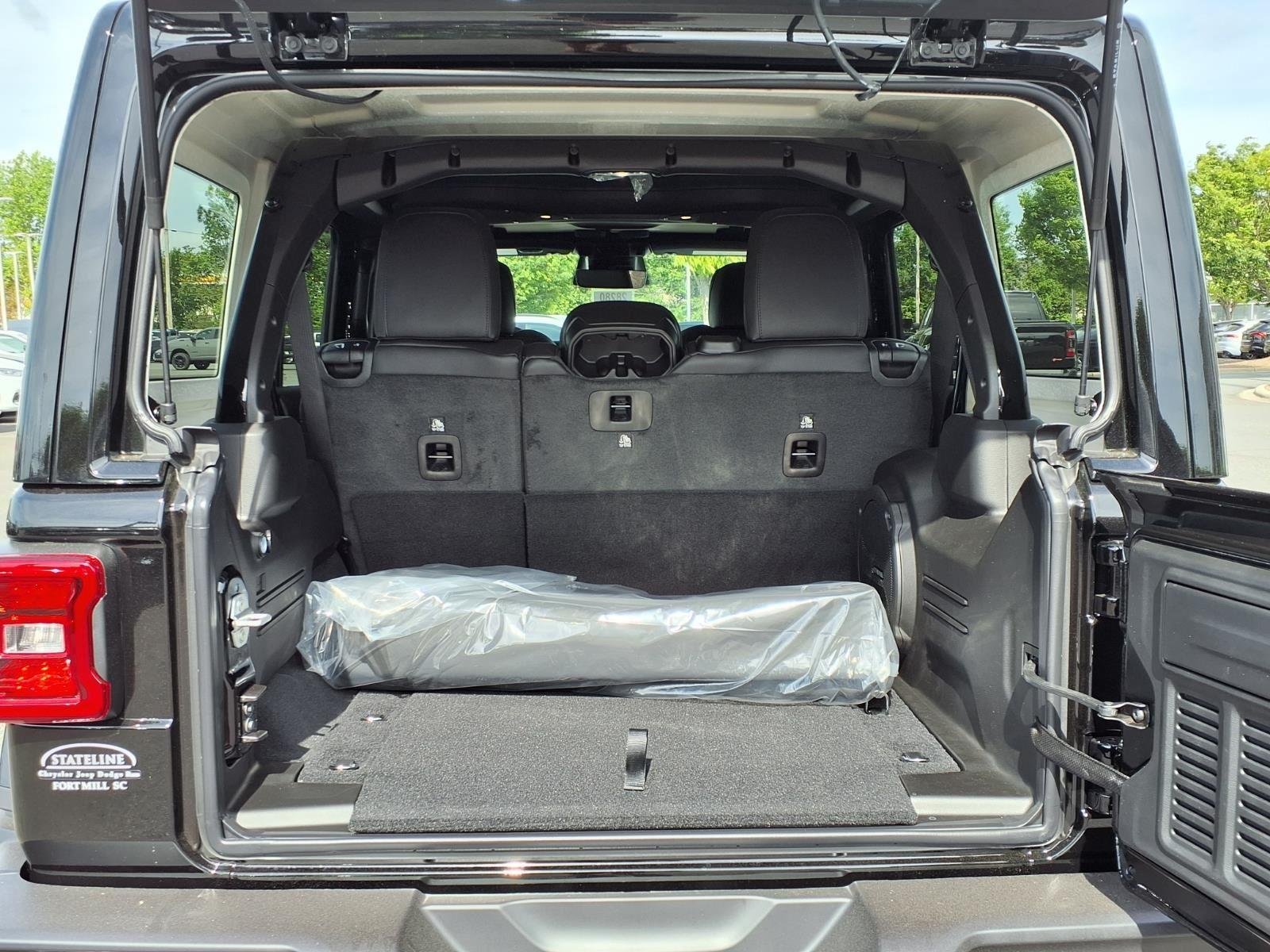New 2026 Black Clear-Coat Exterior Paint Jeep Sahara image 29