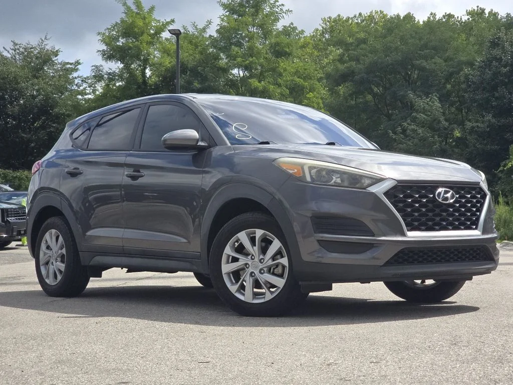 Used 2020 Gray Hyundai SE image 1