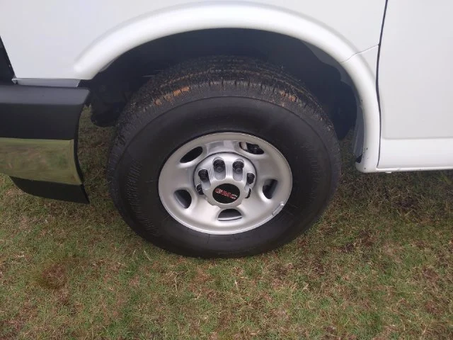 New 2025 Summit White GMC 1WT image 18