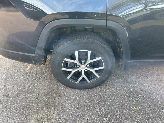 Used 2023 Diamond Black Crystal Pearlcoat Jeep Limited image 8