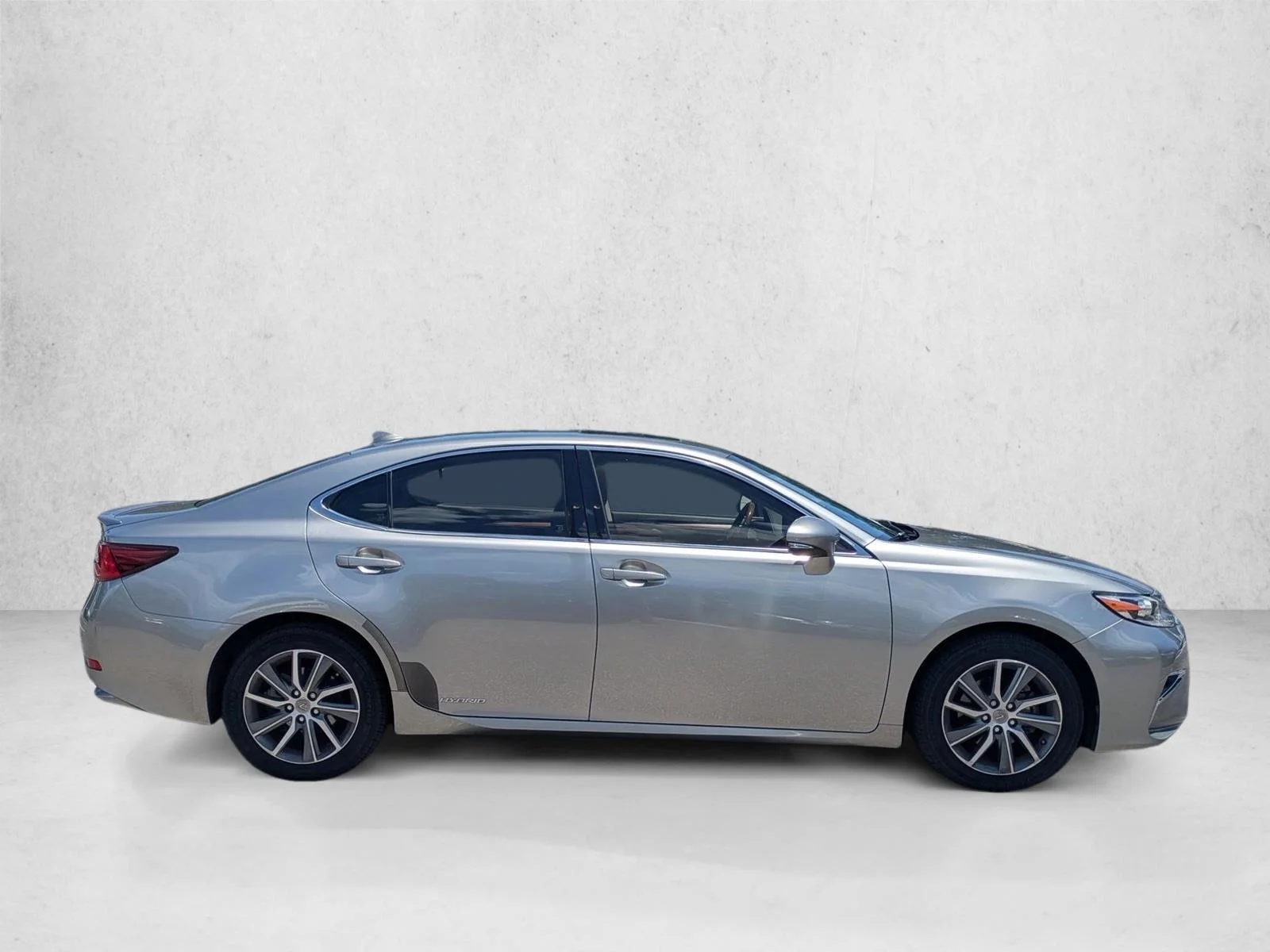 Used 2016 Silver Lexus Hybrid image 4