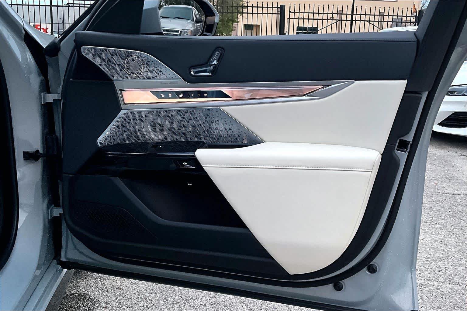 2025 BMW i7 50 - Photo 21