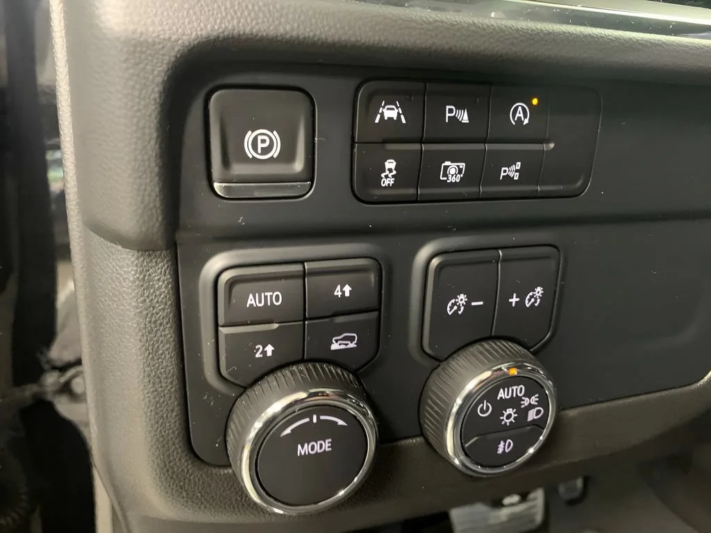 2025 Chevrolet Suburban Premier - Photo 28