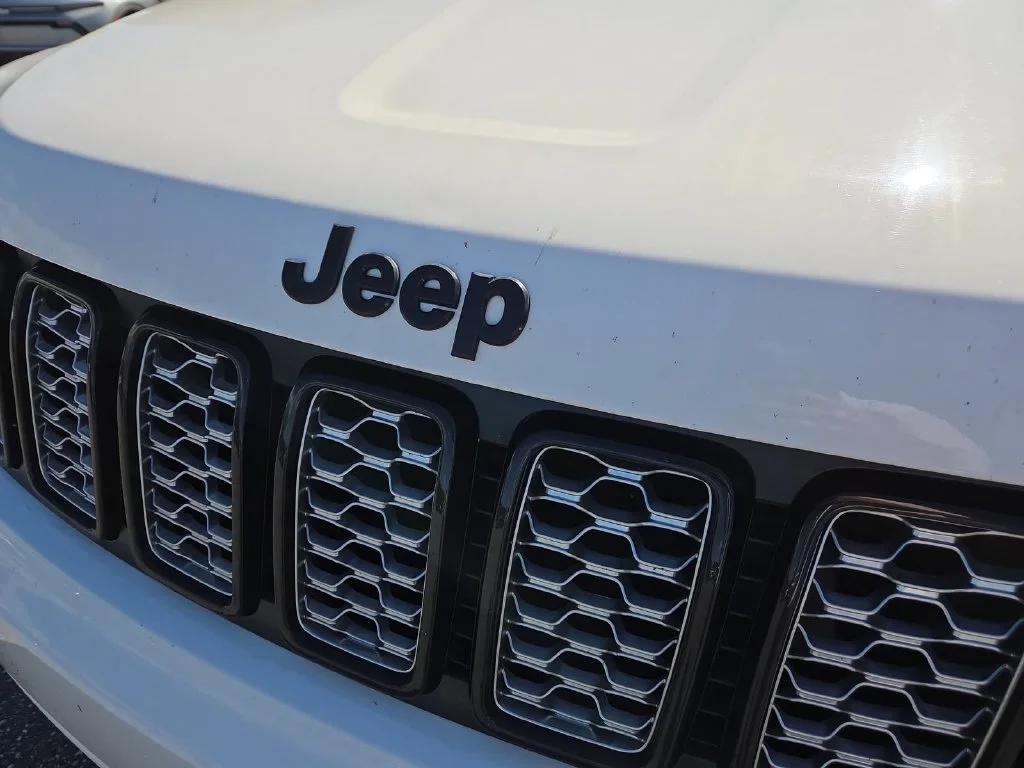 Used 2020 White Jeep Altitude image 22
