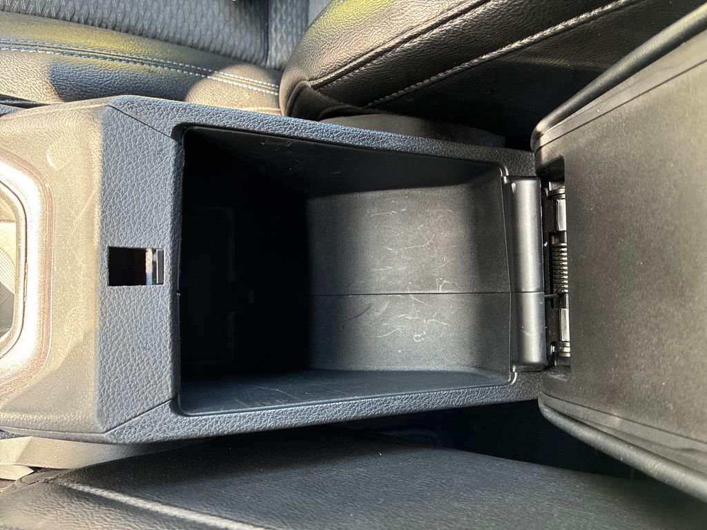 Used 2024 White/off-white Jeep Latitude image 25