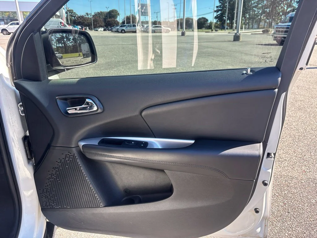 Used 2017 White Dodge SXT image 38