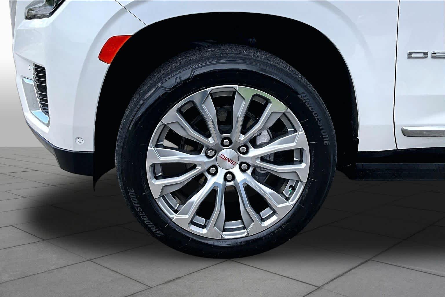 Used 2023 White Frost Tricoat GMC Denali image 11