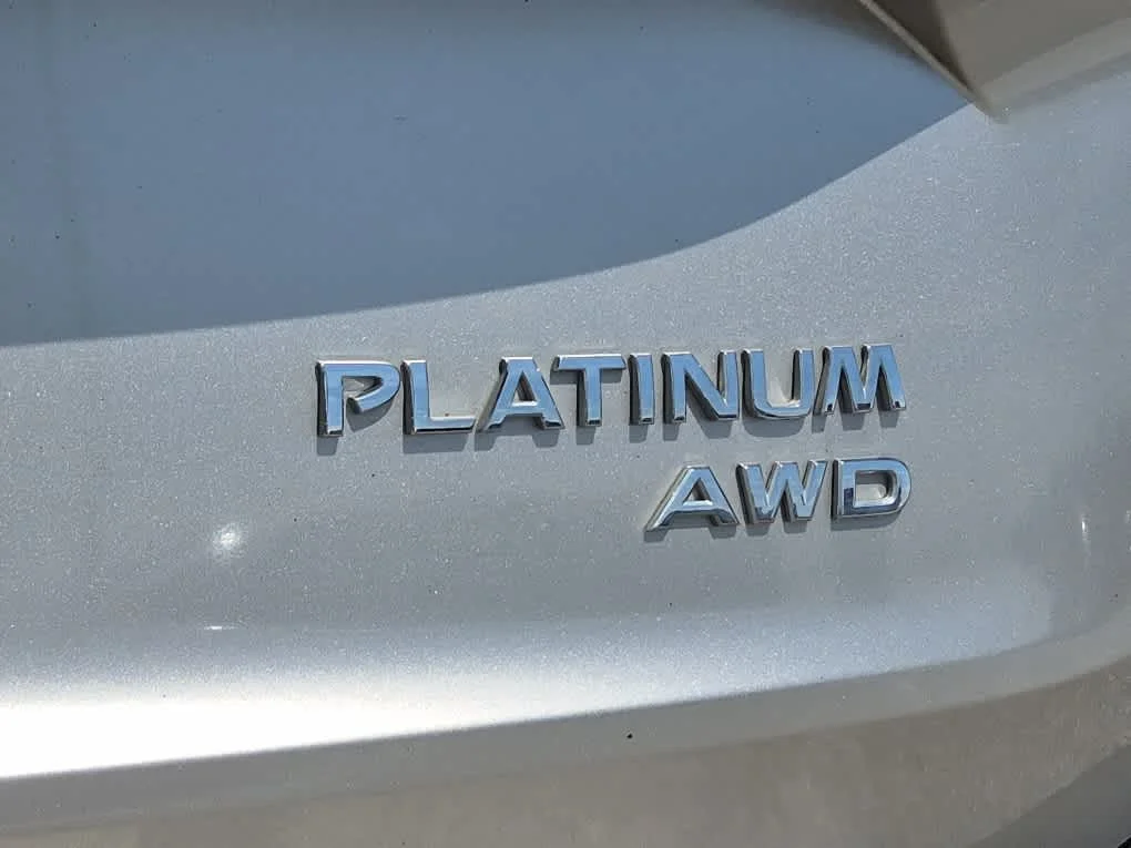 Used 2022 Champagne Silver Metallic Nissan Platinum image 23