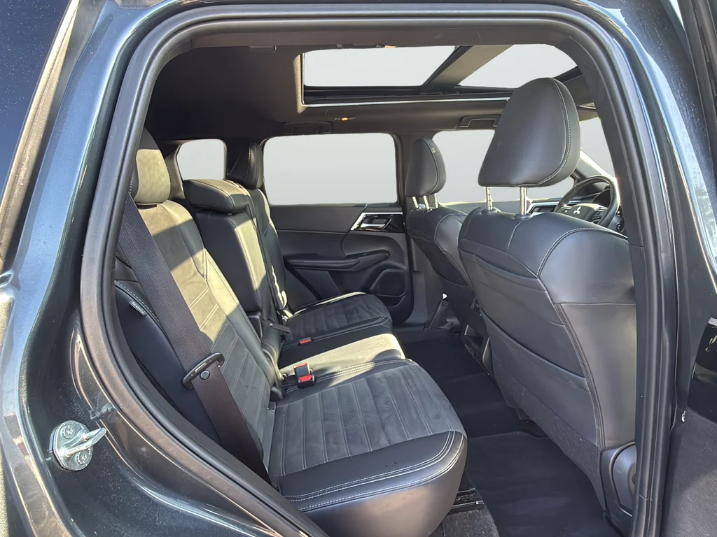 Used 2024  Mitsubishi SE Black Edition image 25