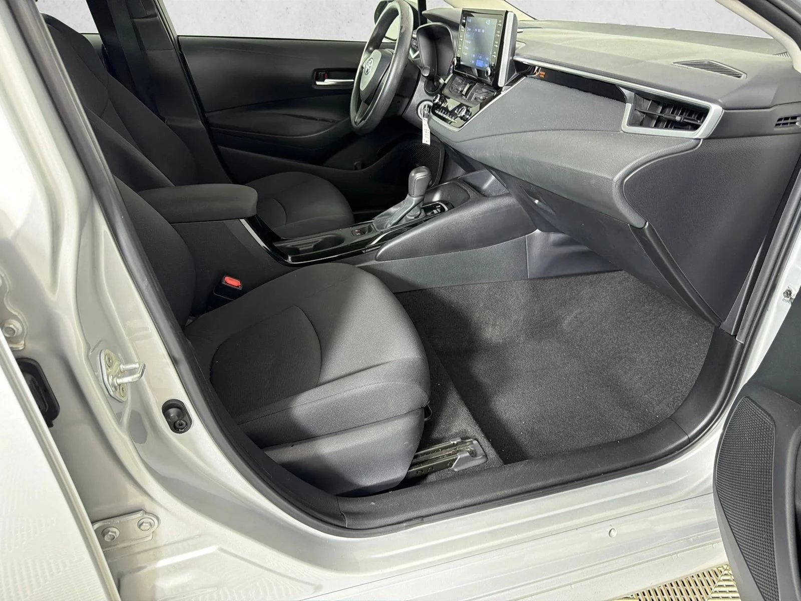Used 2020 White Toyota LE image 13