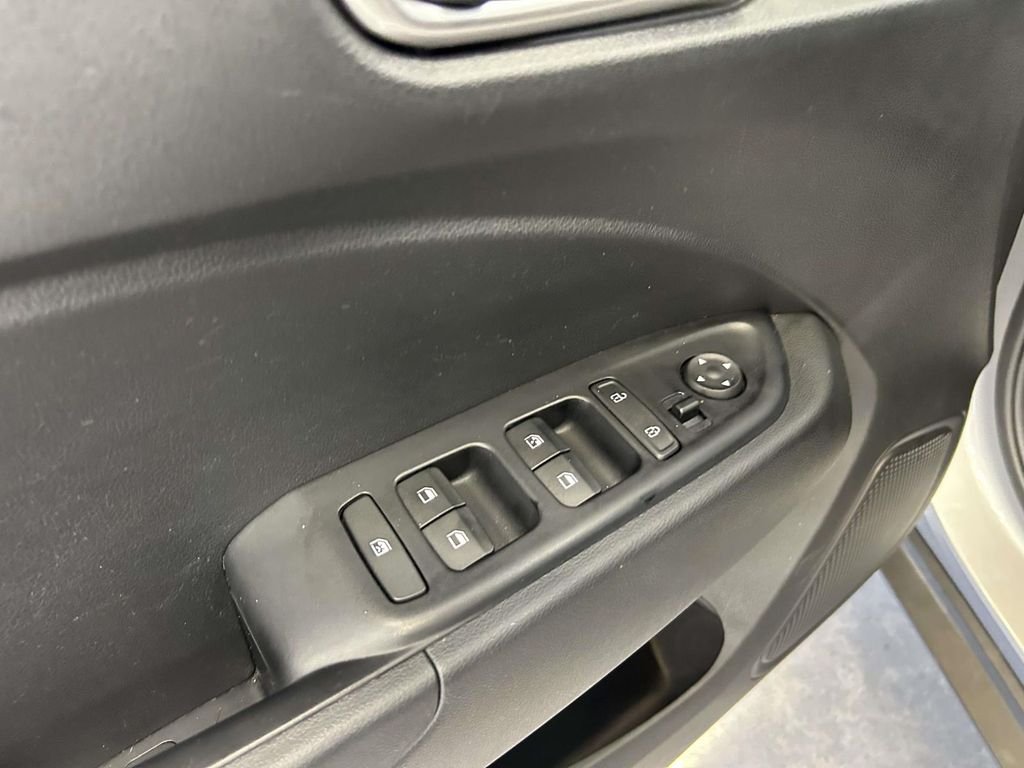 Used 2025 Silver Hyundai SEL image 18