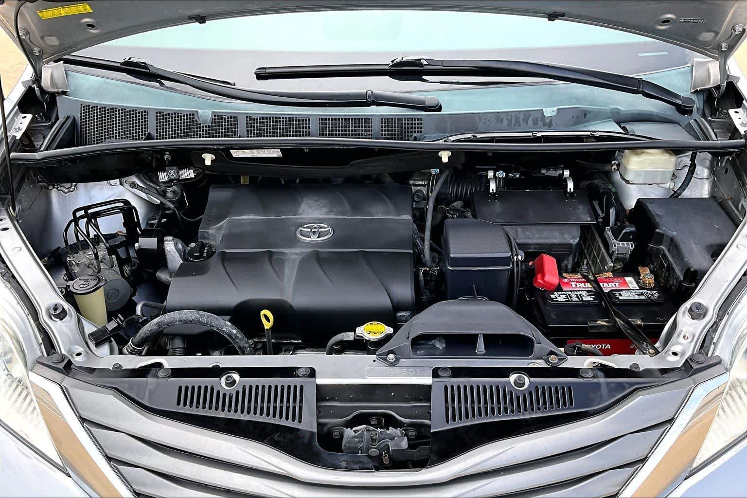Used 2013 Silver Sky Metallic Toyota XLE image 29