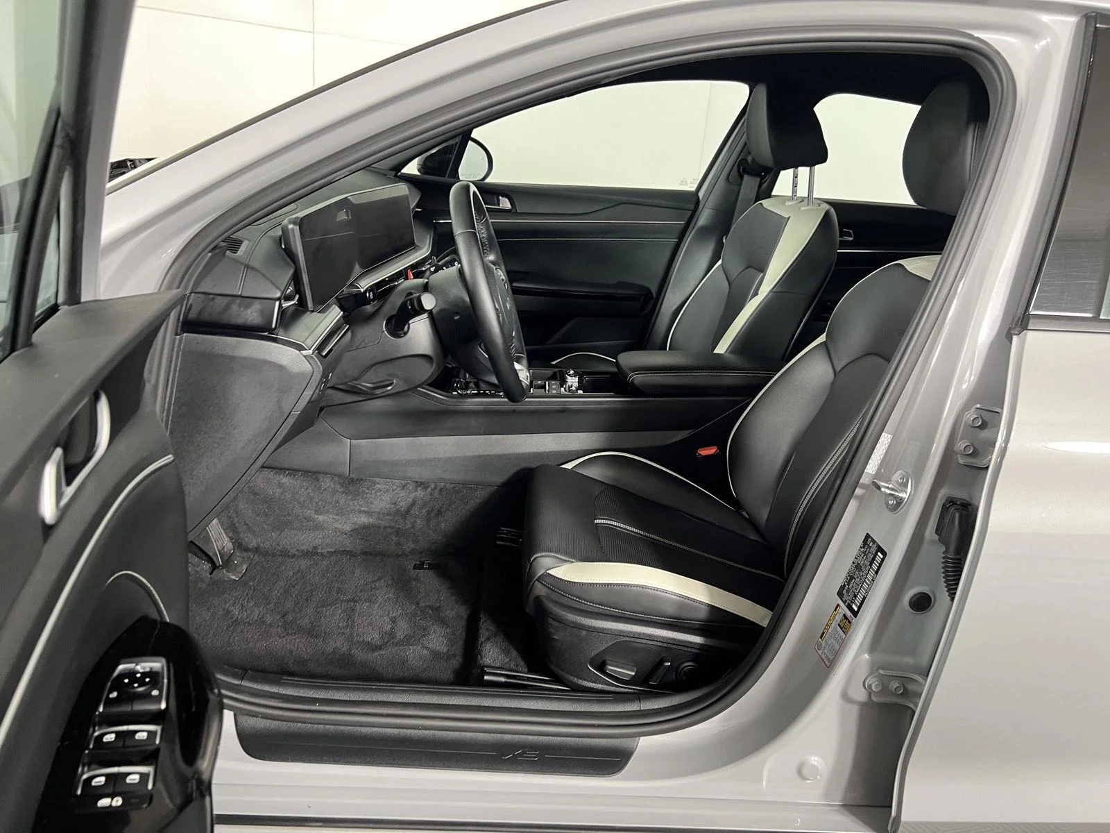 Certified Used 2025 Wolf Gray Kia GT-Line image 36