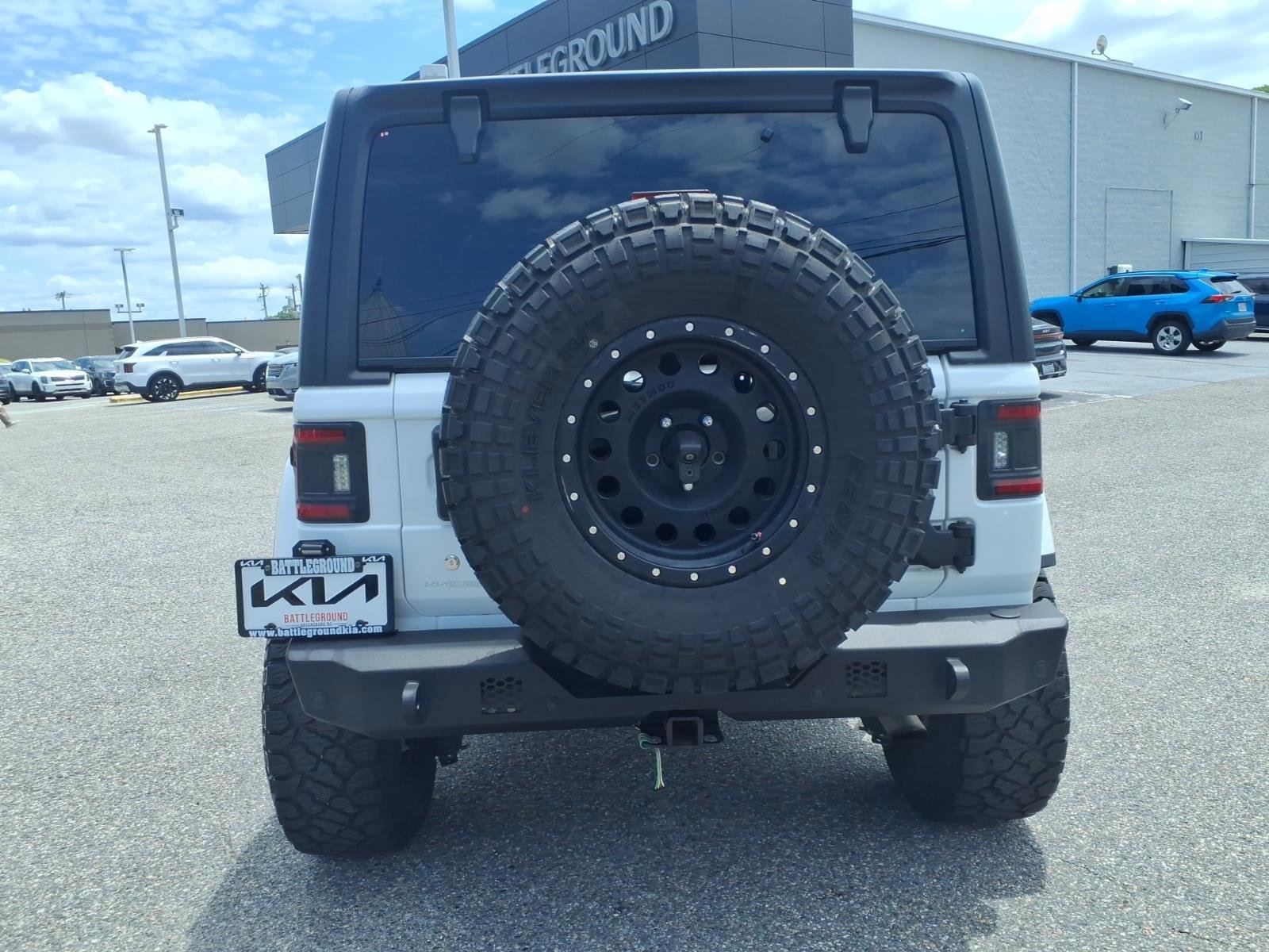 Used 2019 Bright White Clearcoat Jeep Sahara image 21