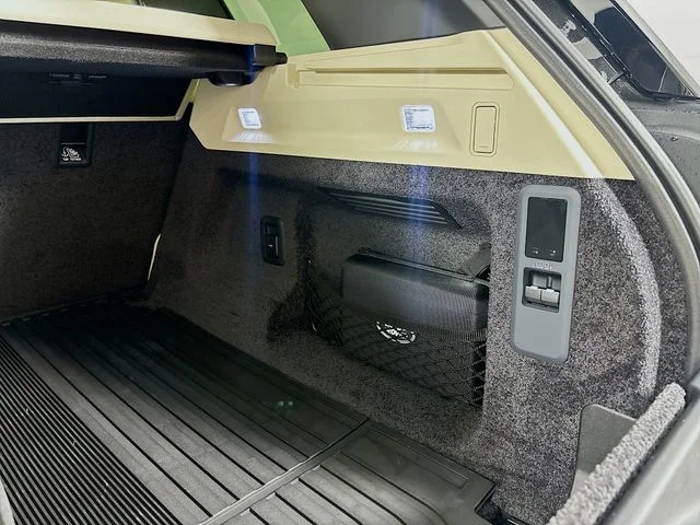 New 2026 Black Land Rover SE image 25
