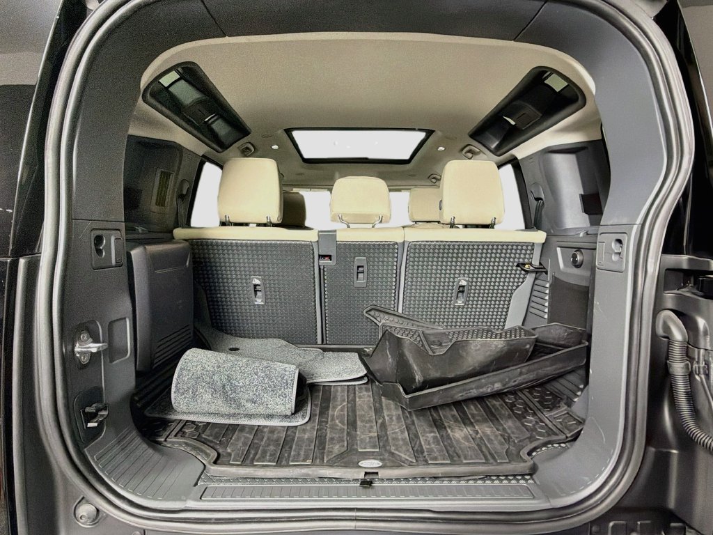 Used 2022 Black Land Rover S image 28