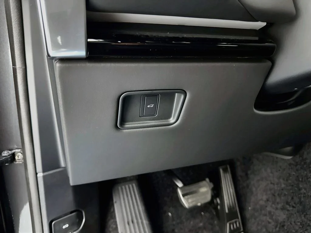 New 2026 Carpathian Grey Land Rover SE image 10