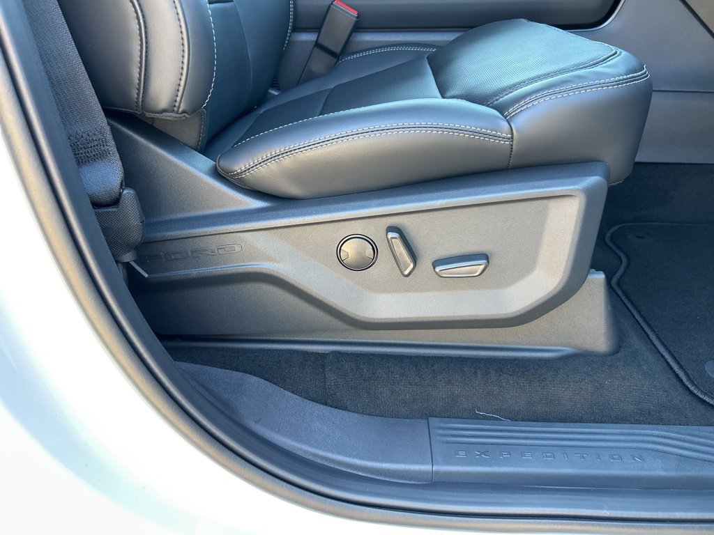 New 2026 Oxford White Ford Platinum image 51