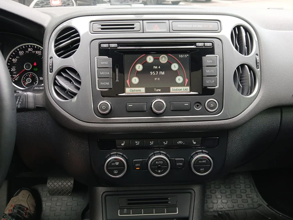 Used 2015 Gray Volkswagen SEL image 19