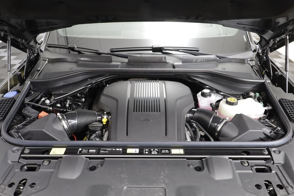 New 2026 Santorini Black LAND ROVER SE LWB 7-Seats / V8 image 25