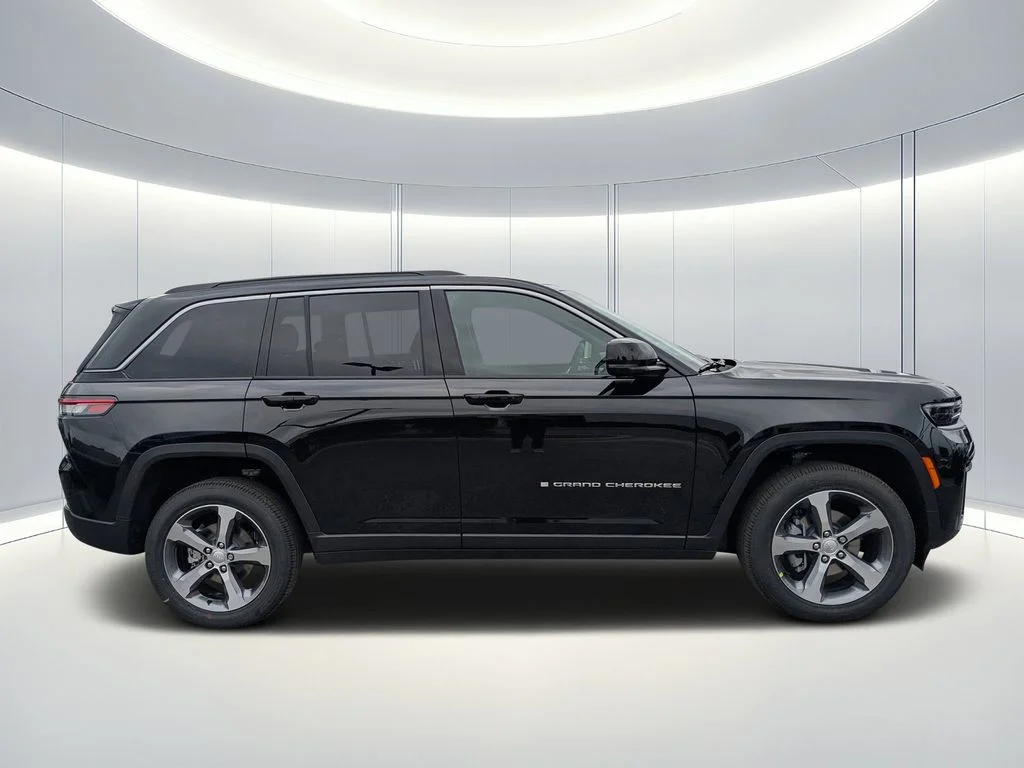 New 2026 Diamond Black Crystal Pearl-Coat Exterior Paint Jeep Limited image 3