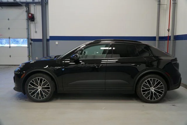 2026 Porsche Macan Base - Photo 2