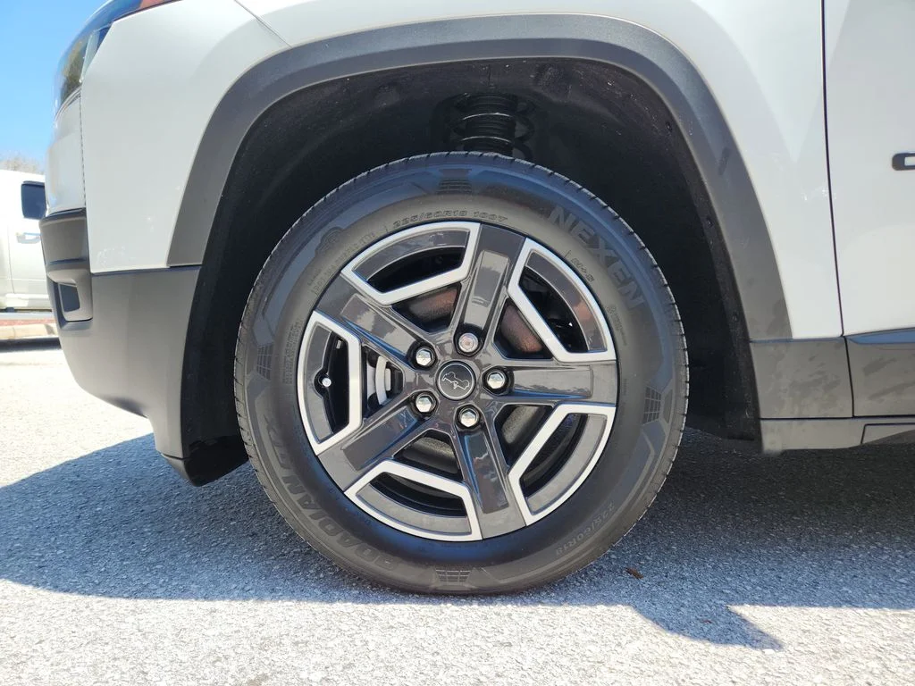 New 2026 Bright White Clear-Coat Exterior Paint Jeep Limited image 33