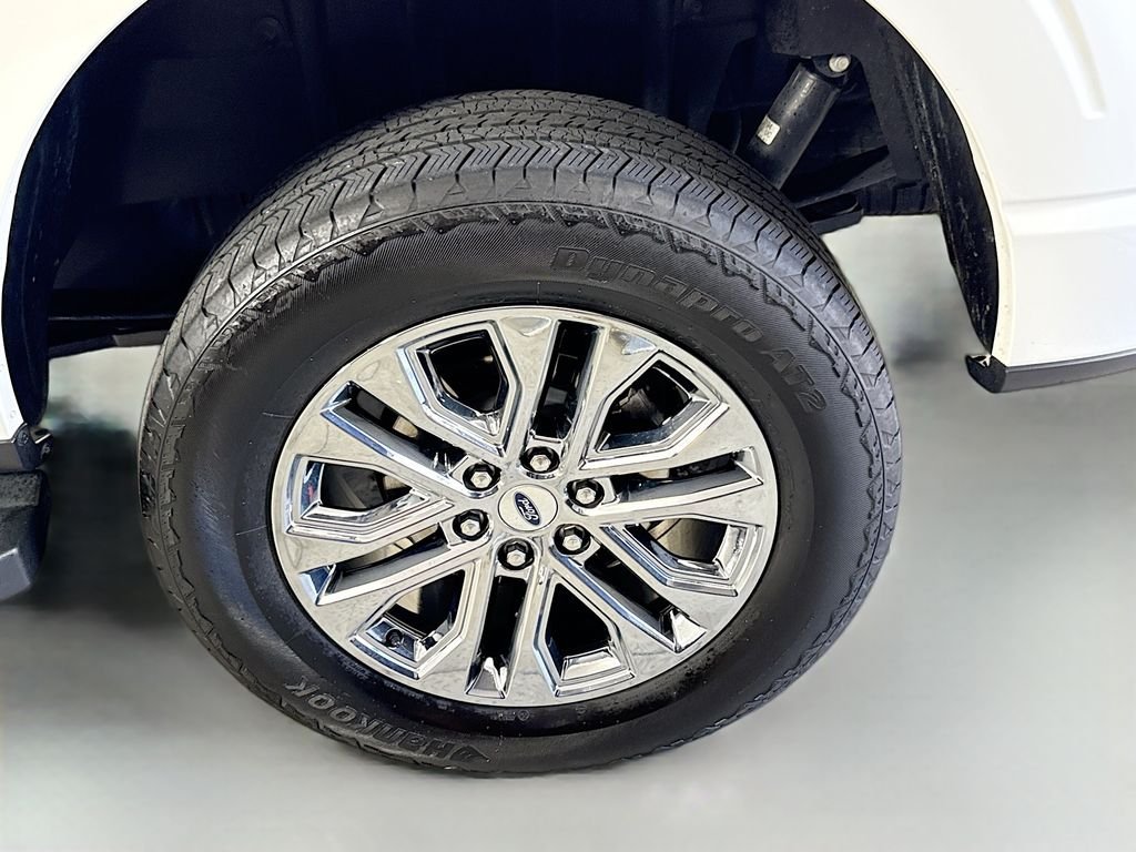 Used 2025 Star White Metallic Tri-Coat Ford LARIAT image 33