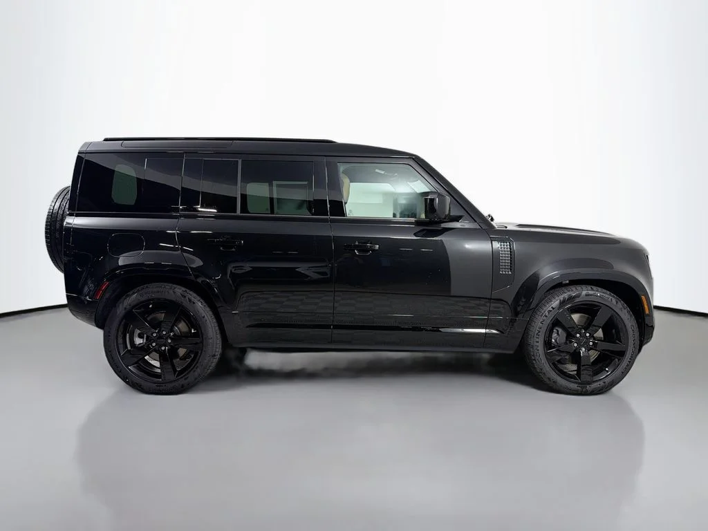 New 2026 Santorini Black Metallic Land Rover X-Dynamic SE image 4