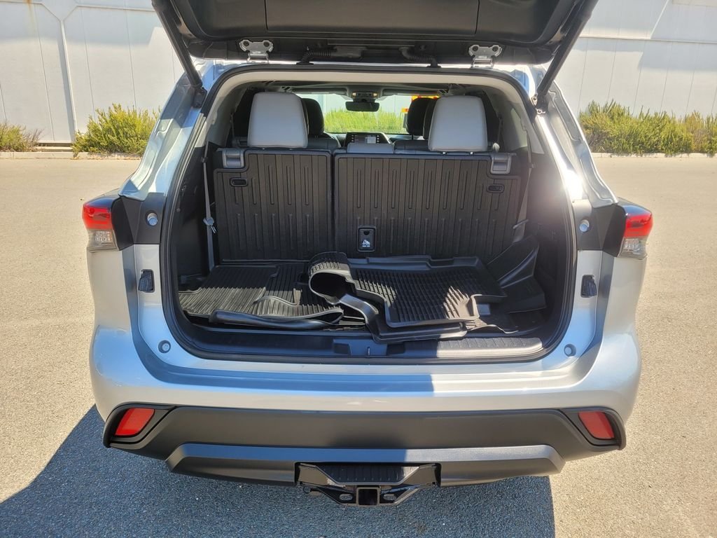 Used 2022 Silver Toyota XLE image 11