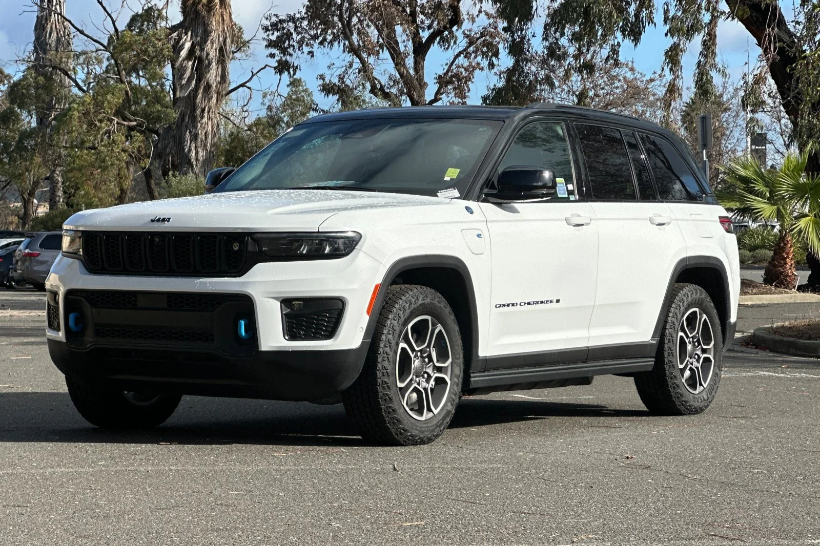 New 2023 Bright White Clear-Coat Exterior Paint Jeep Trailhawk 4xe image 7