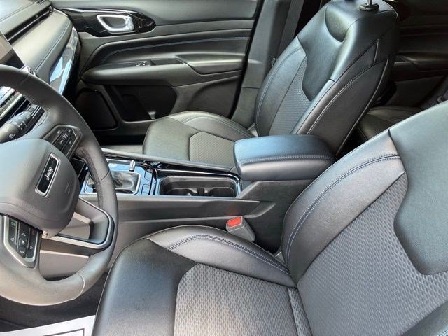 Certified Used 2025 Red Hot Pearlcoat Jeep Latitude image 11