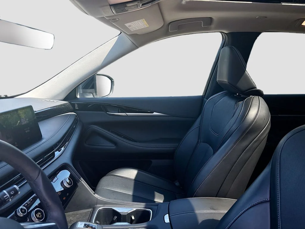 Used 2025 White INFINITI PURE image 37