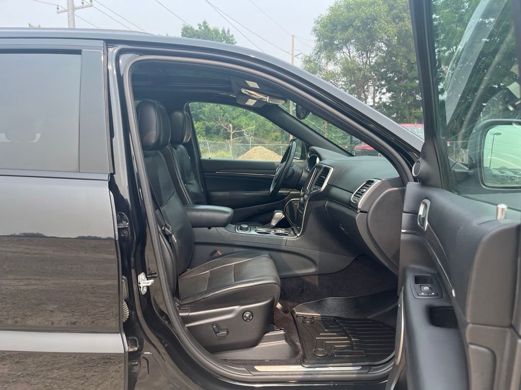 Used 2018 Diamond Black Jeep Overland image 39