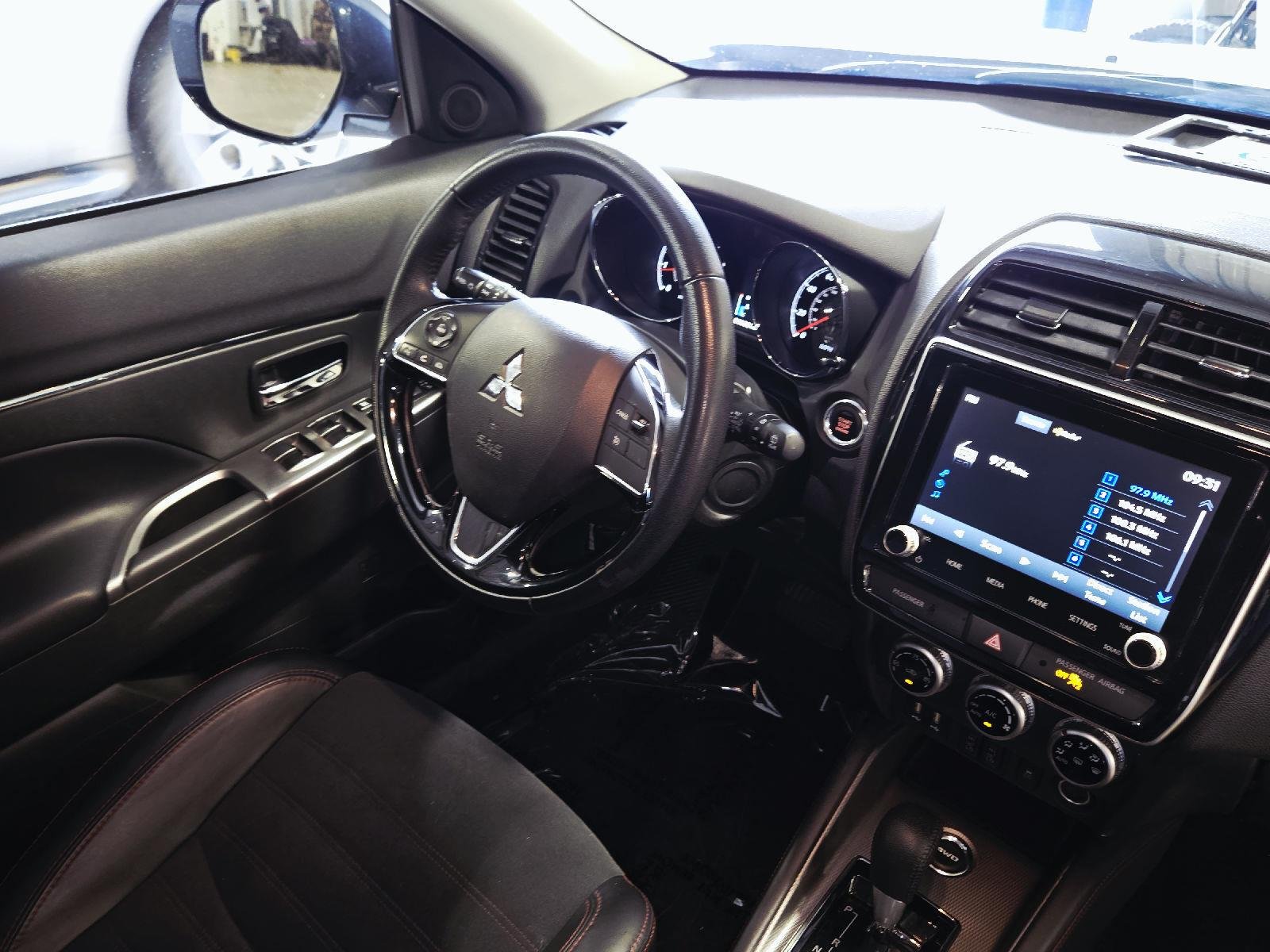 Used 2024 White Diamond Mitsubishi ES image 57