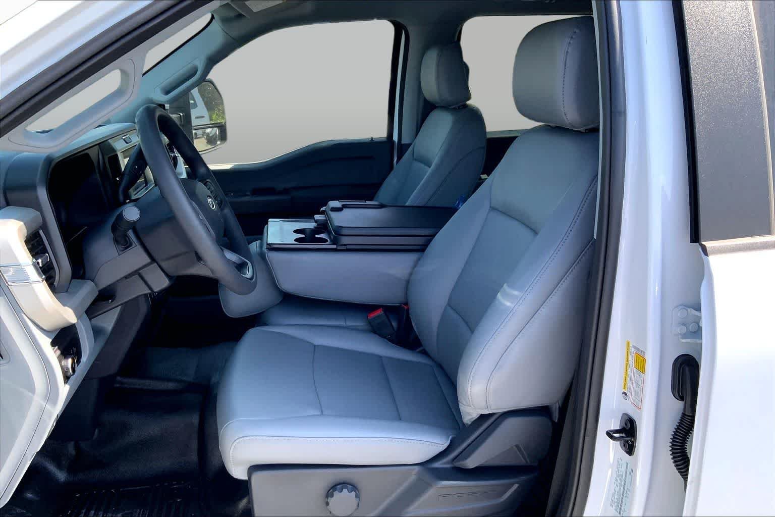 New 2026 Oxford White Ford XL image 7