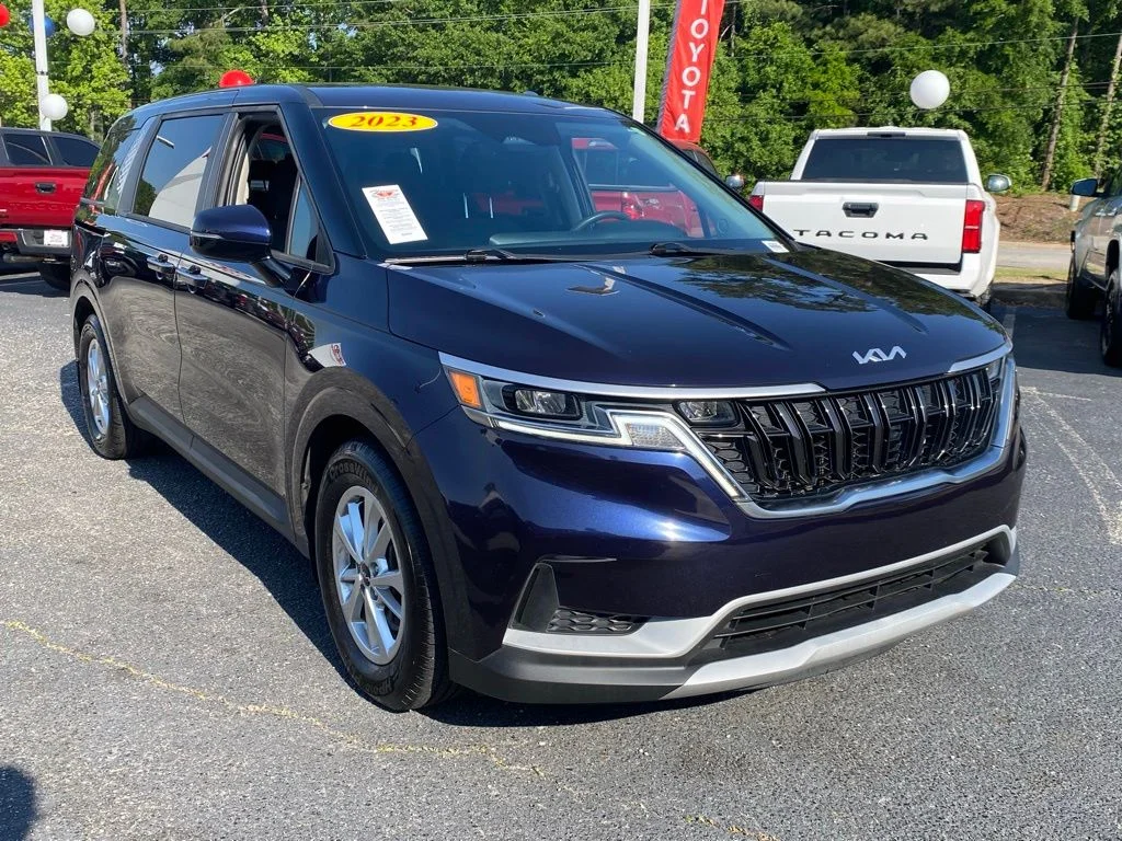 2023 Kia Sedona LX's photo
