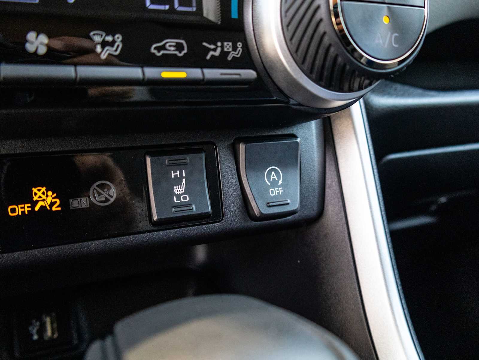 2025 Toyota RAV4 XLE - Photo 28