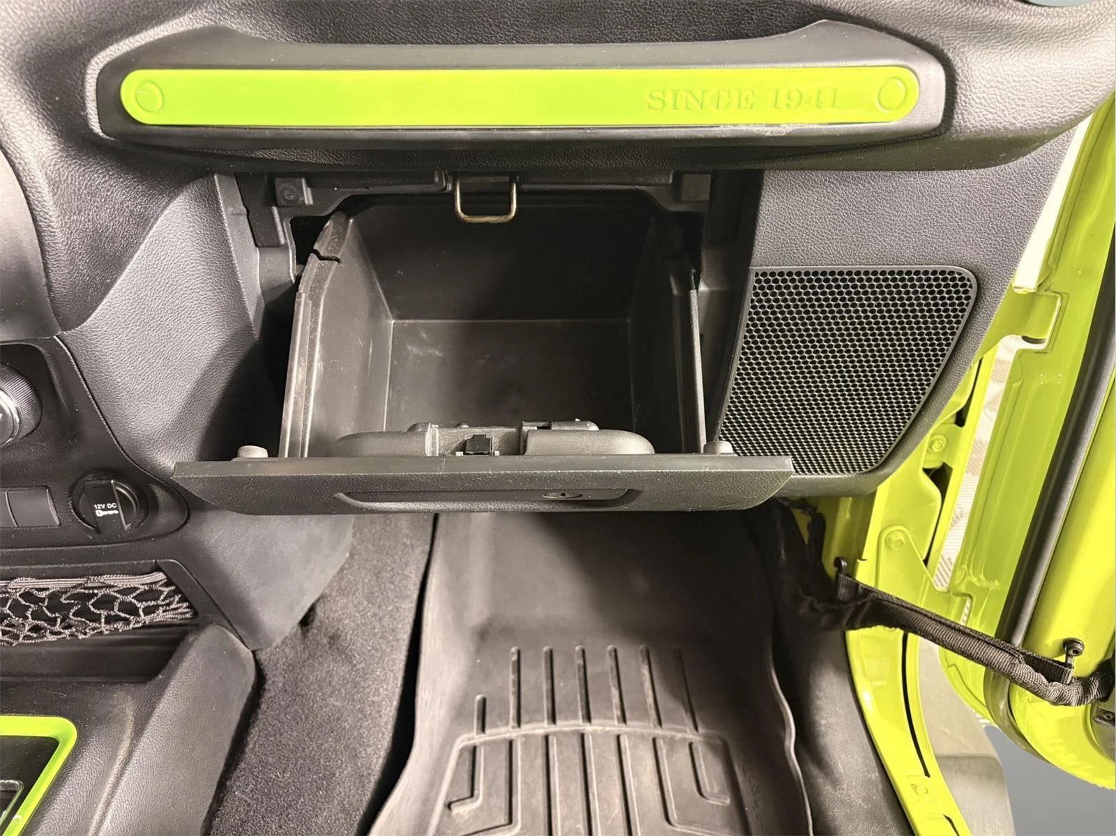 Used 2016 Hypergreen Clearcoat Jeep Sport image 25