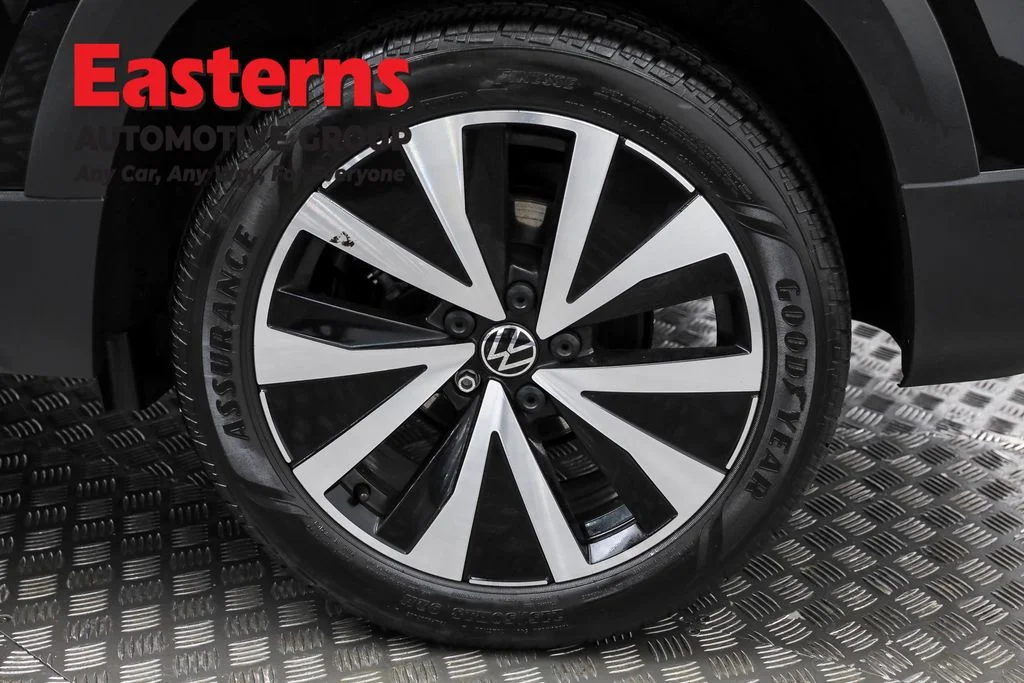 Used 2024 Black Volkswagen 1.5T SE image 32