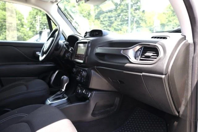 Used 2023 White Jeep Latitude image 38